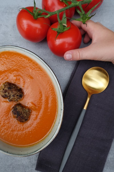 Tomatsuppe laget fra bunnen