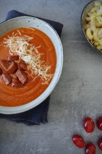 tomatsuppe med linser og søtpotet