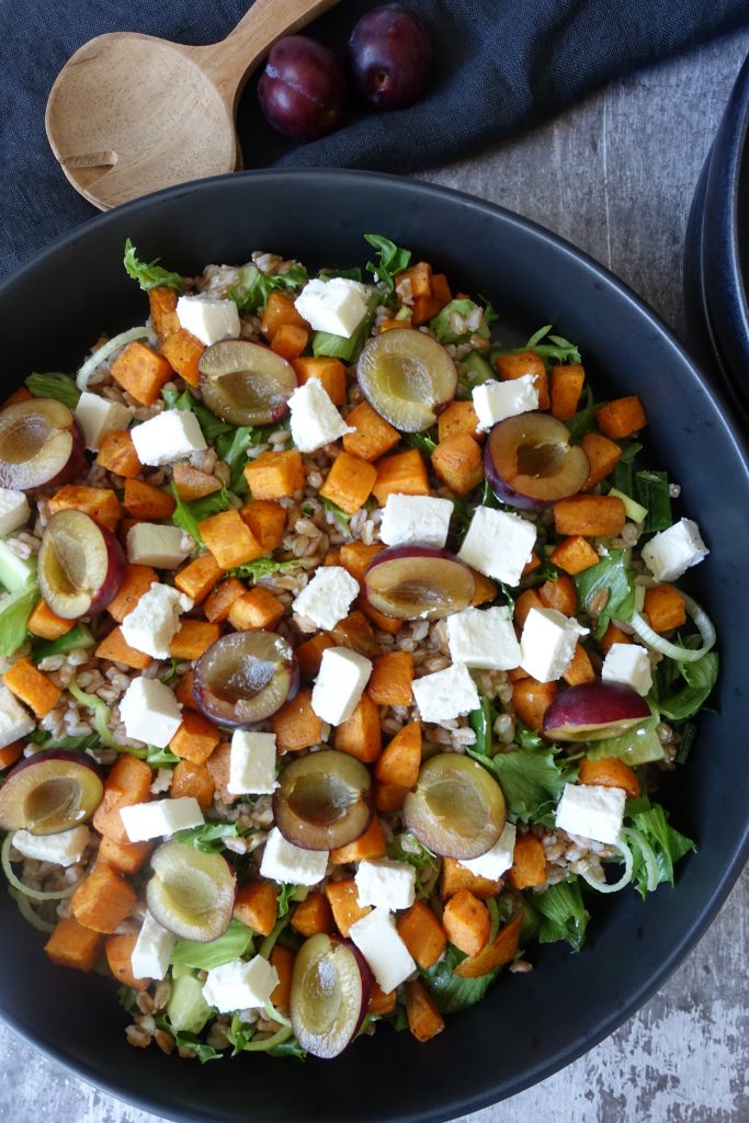 Salat med plommer, søtpotet, fetaost og perlespelt