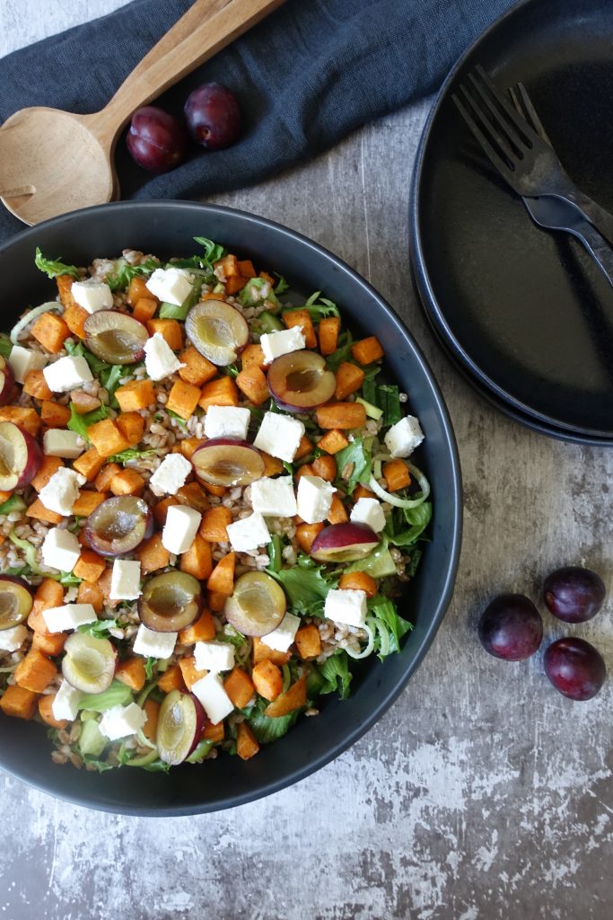 Salat med plommer, søtpotet, fetaost og perlespelt