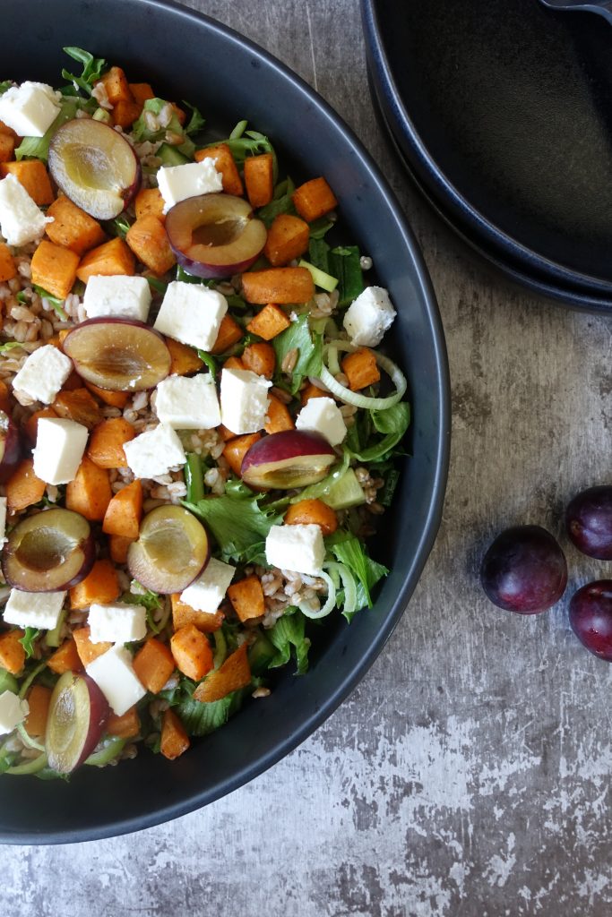 Salat med plommer, søtpotet, fetaost og perlespelt