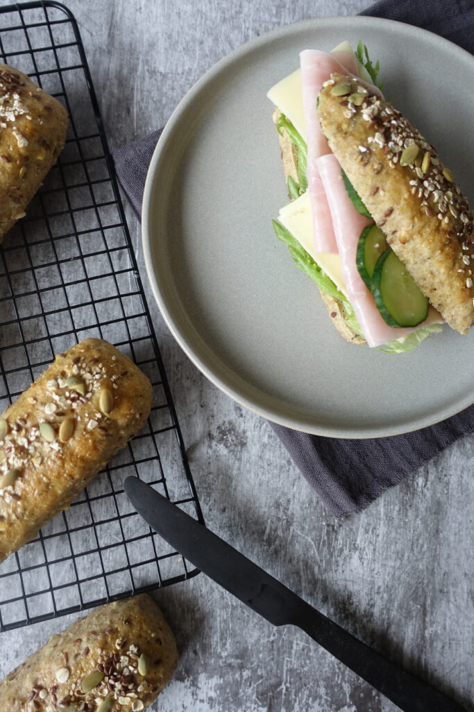 Grove frokostbrød med havregryn, frø og kjerner 