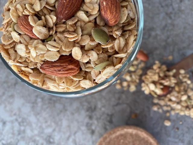 Granola med lønnesirup og havregryn